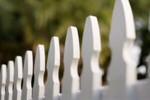 Jakie są najlepsze materiały do budowy ogrodzenia?