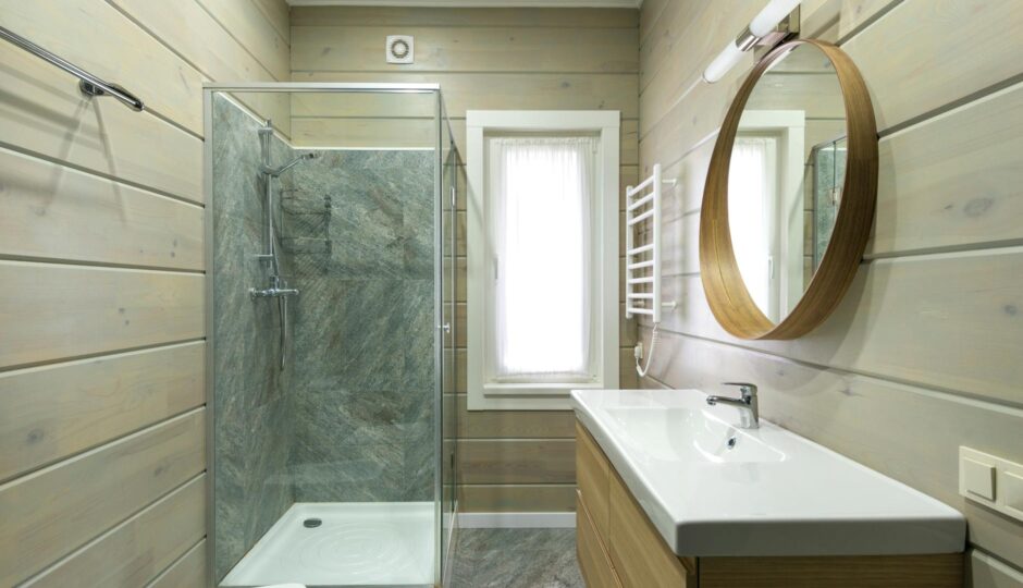 Prysznic, który sam się osusza: mikrokanalikowa ściana z odzyskiem ciepła do małej łazienki