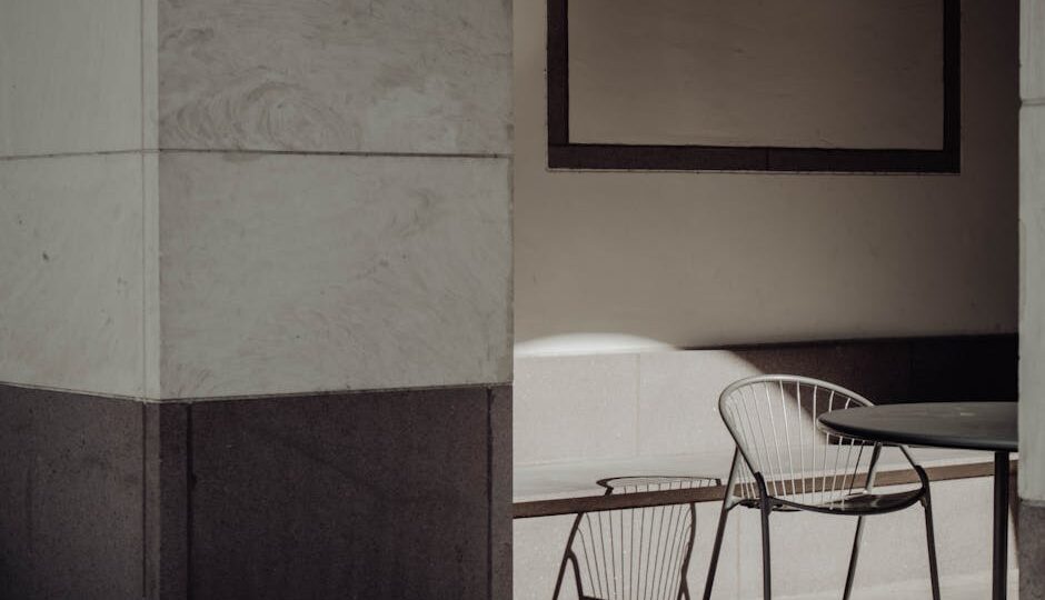 Wyciszenie ściany w bloku: skuteczny system masa-sprezyna-masa krok po kroku