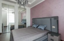 Sypialnia 9 m2: układ z łóżkiem 140 cm, szafą przesuwną i oświetleniem krok po kroku