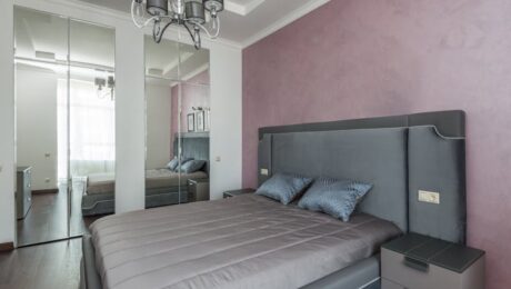 Sypialnia 9 m2: układ z łóżkiem 140 cm, szafą przesuwną i oświetleniem krok po kroku