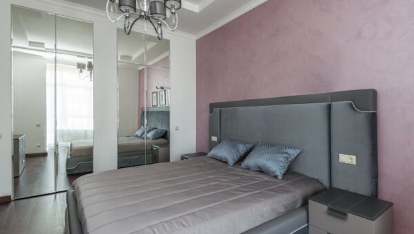 Sypialnia 9 m2: układ z łóżkiem 140 cm, szafą przesuwną i oświetleniem krok po kroku