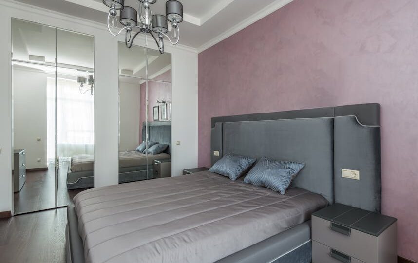 Sypialnia 9 m2: układ z łóżkiem 140 cm, szafą przesuwną i oświetleniem krok po kroku