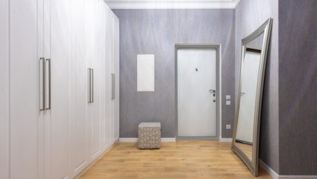 Wąski przedpokój 1 m: płytka zabudowa 30-35 cm z siedziskiem, lustrem i oświetleniem krok po kroku