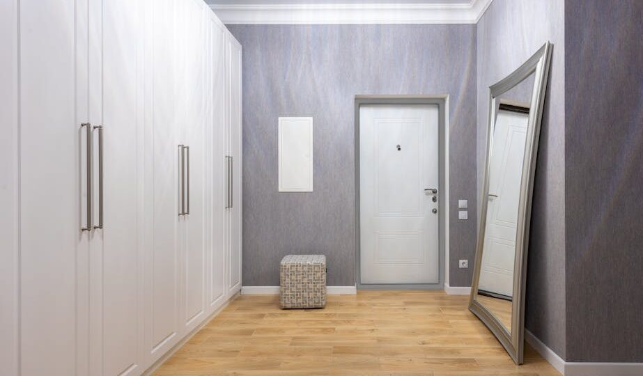 Wąski przedpokój 1 m: płytka zabudowa 30-35 cm z siedziskiem, lustrem i oświetleniem krok po kroku