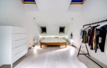 Zabudowa skosów na poddaszu: szafy i schowki krok po kroku