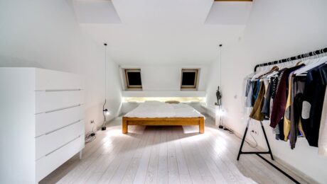 Zabudowa skosów na poddaszu: szafy i schowki krok po kroku