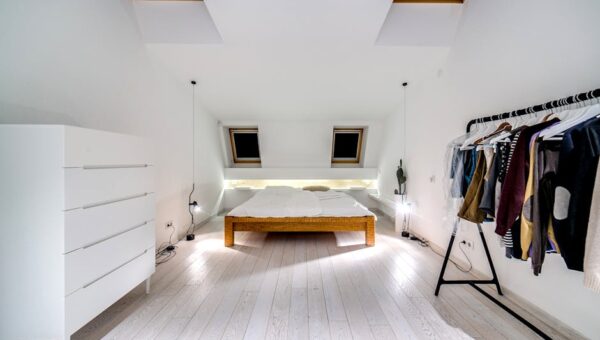 Zabudowa skosów na poddaszu: szafy i schowki krok po kroku