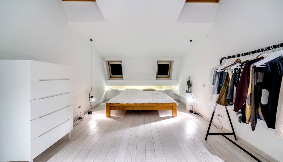 Zabudowa skosów na poddaszu: szafy i schowki krok po kroku