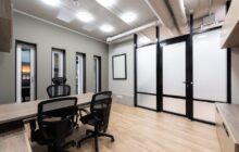 Przeszklona ścianka z ryflowanym szkłem i drzwiami przesuwnymi: montaż krok po kroku