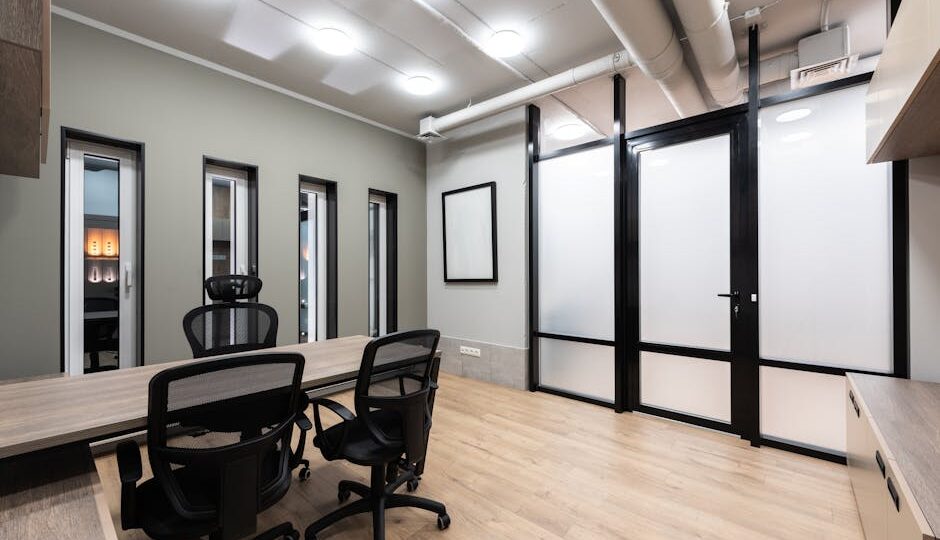 Przeszklona ścianka z ryflowanym szkłem i drzwiami przesuwnymi: montaż krok po kroku