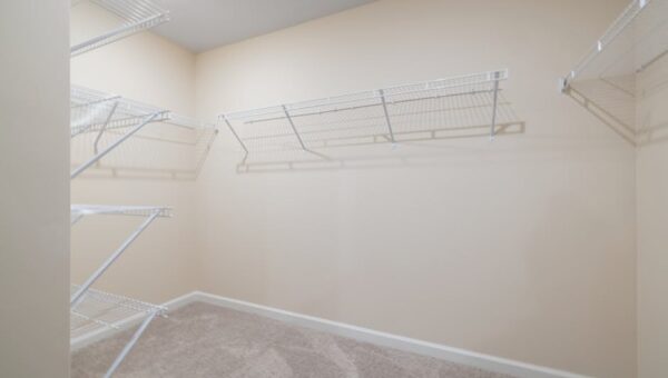 Garderoba 2 m2 na systemie szynowym: projekt i montaż krok po kroku