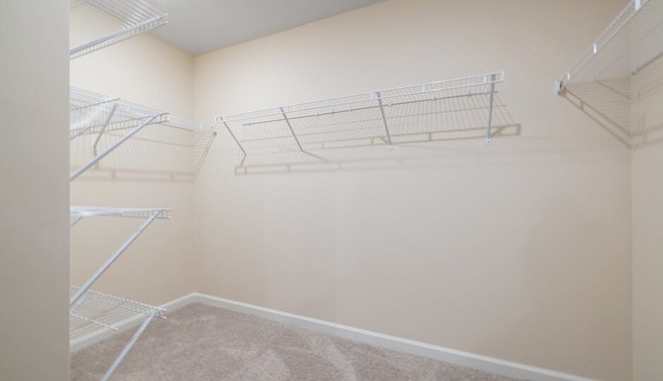 Garderoba 2 m2 na systemie szynowym: projekt i montaż krok po kroku