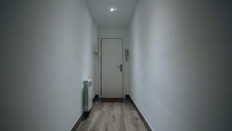 Ukryte drzwi z ościeżnicą niewidoczną: montaż w ścianie murowanej i GK krok po kroku