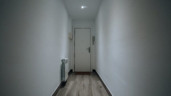 Ukryte drzwi z ościeżnicą niewidoczną: montaż w ścianie murowanej i GK krok po kroku