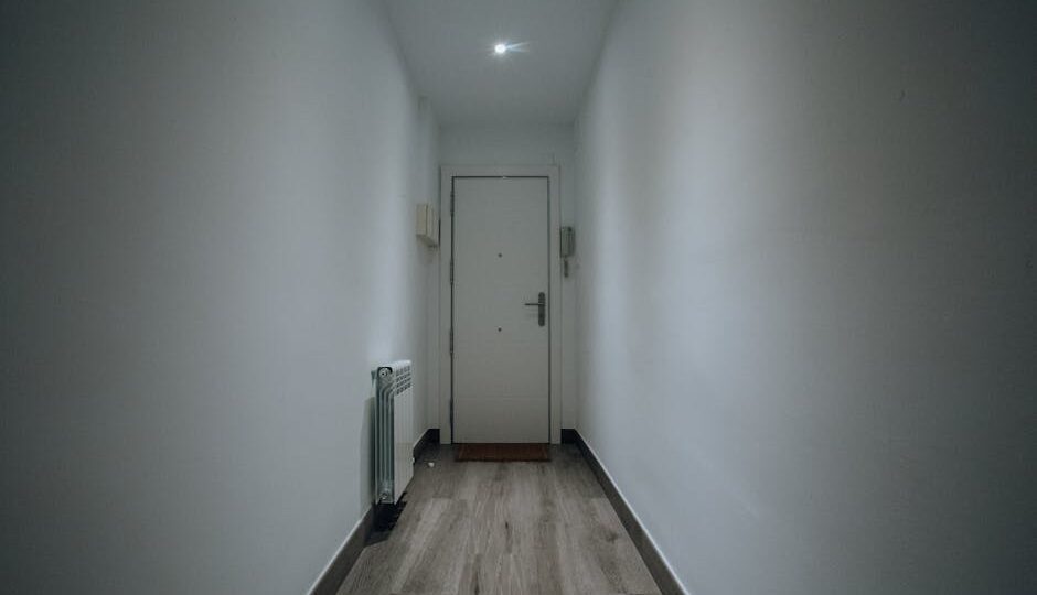 Ukryte drzwi z ościeżnicą niewidoczną: montaż w ścianie murowanej i GK krok po kroku