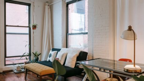 Siedzisko pod oknem z zabudową grzejnika: projekt i montaż krok po kroku