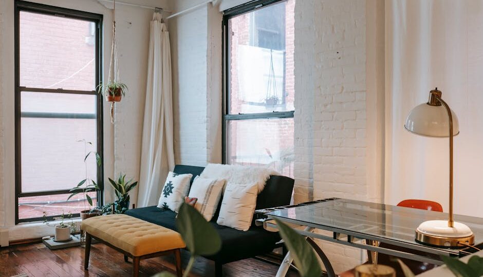 Siedzisko pod oknem z zabudową grzejnika: projekt i montaż krok po kroku