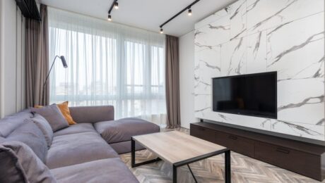 Wnęka sufitowa na karnisz i LED: projekt i montaż krok po kroku