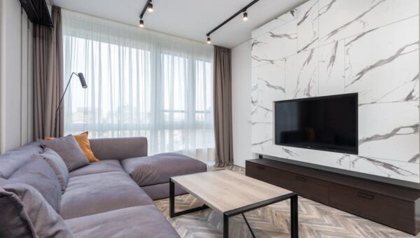 Wnęka sufitowa na karnisz i LED: projekt i montaż krok po kroku