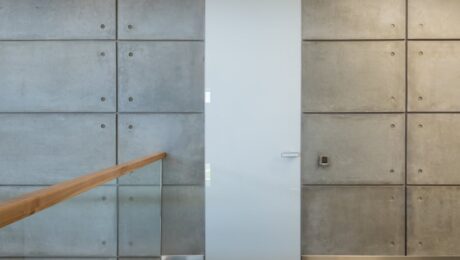 Drzwi przesuwne chowane w kasecie 80-90 cm: wybór systemu i montaż w ścianie GK oraz murowanej